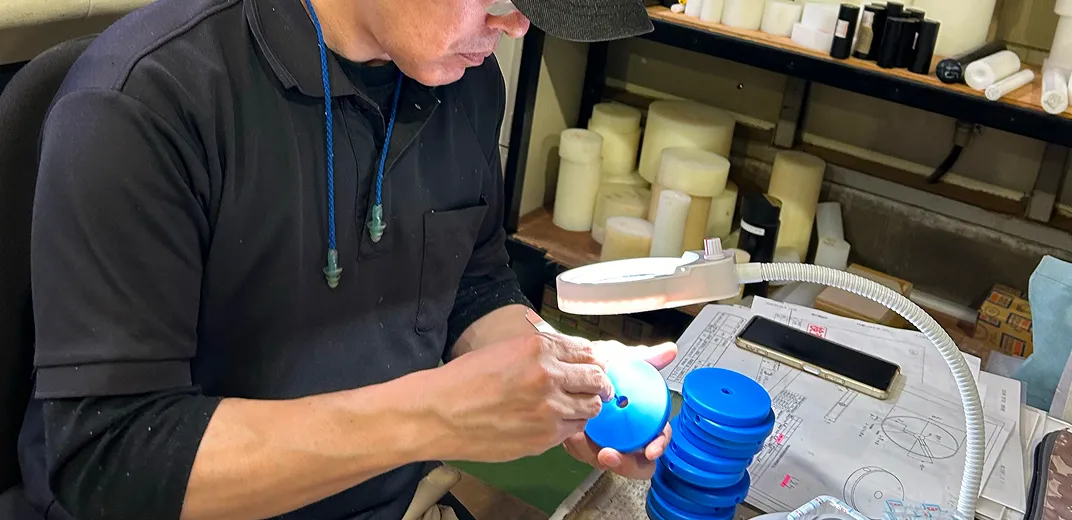 検査チームが厳格な品質チェックを実施