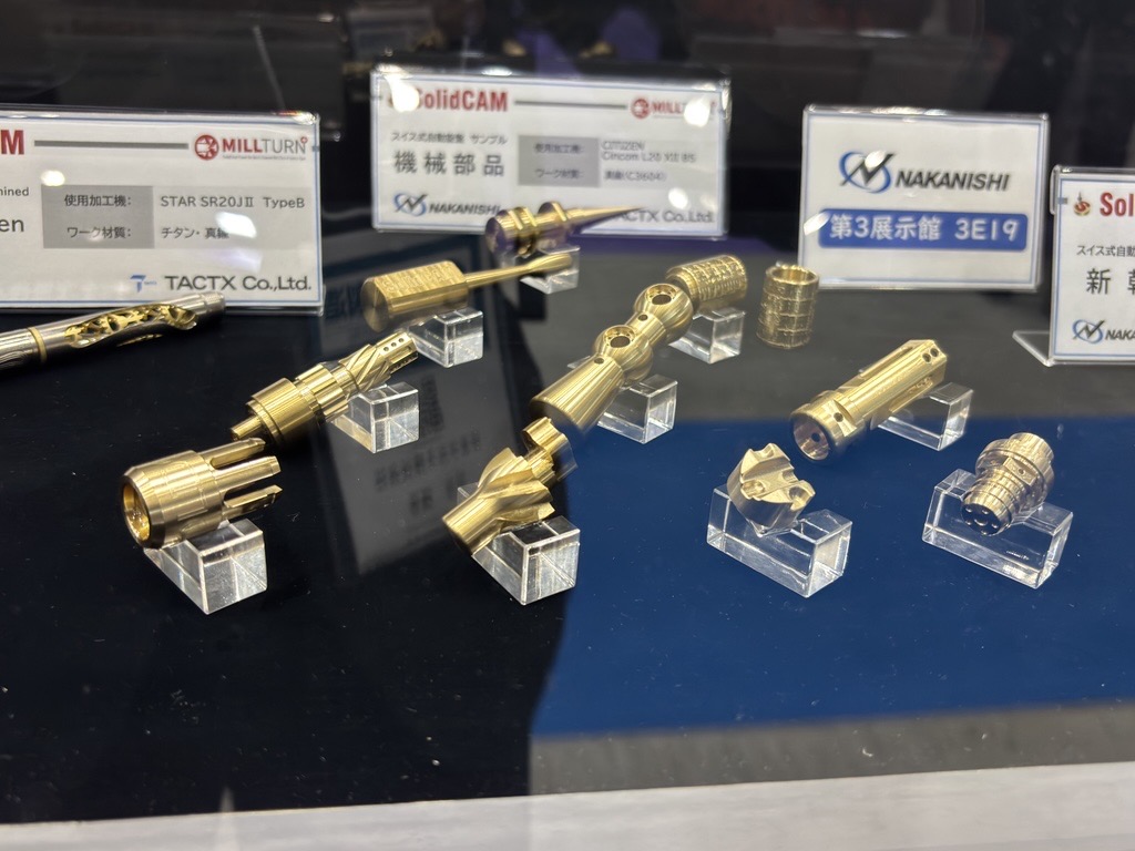 展示会ブースをきれいにまとめるアクリル製ディスプレイ台座事例